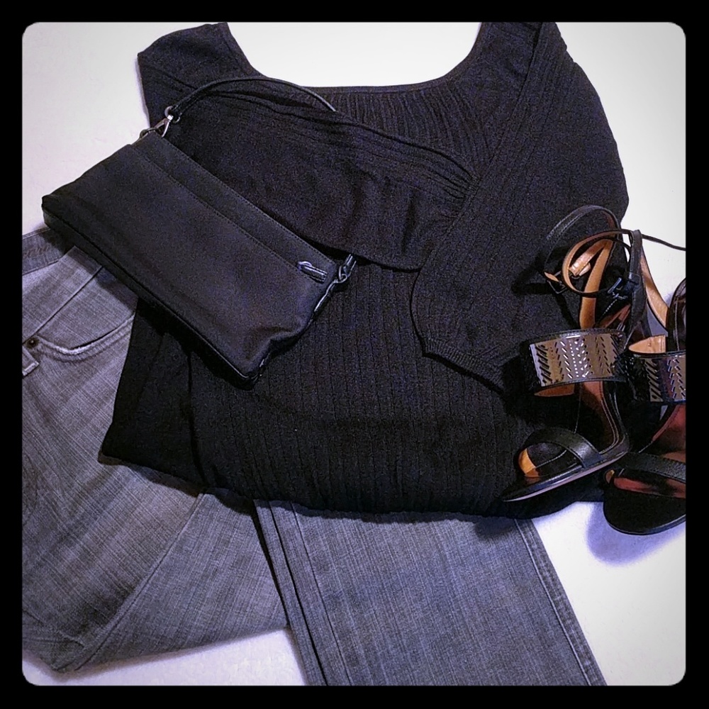 A classic black shirt with a twist! 🍃 Like new!